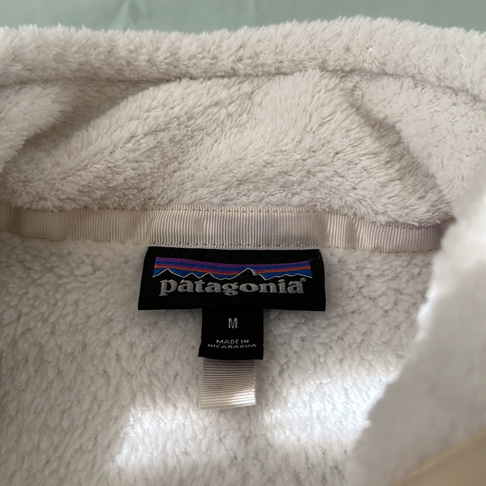 Patagonia Women’s Cream Quarter Snap Fleece Pullover - Picture 3 of 4